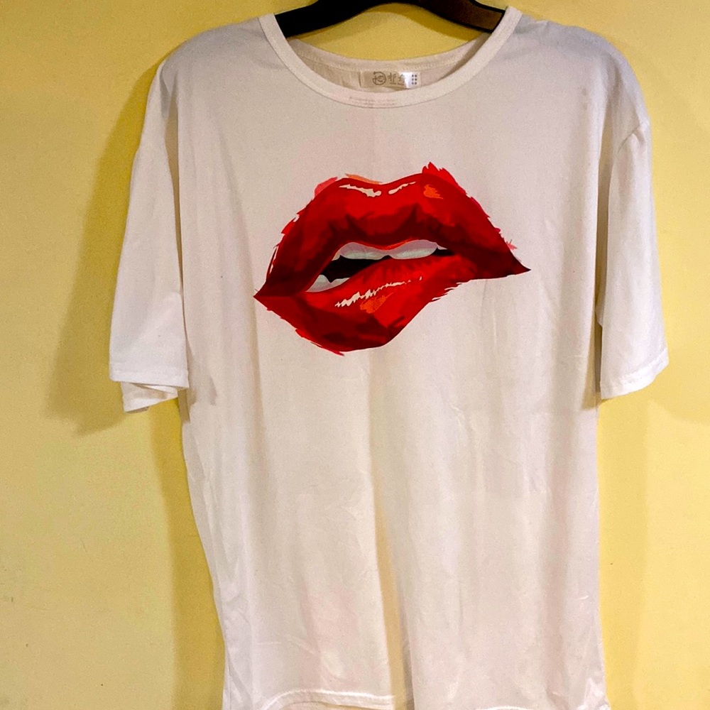 Women XL red lips tee shirt